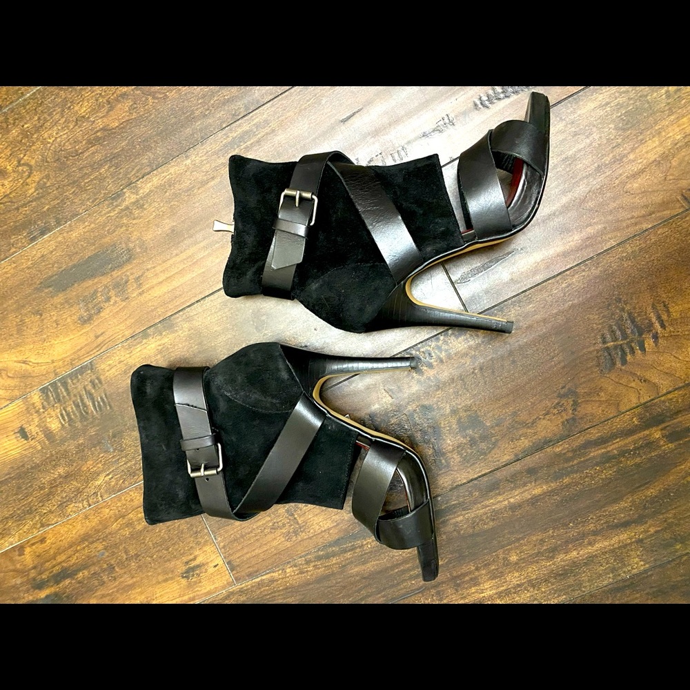 Gorgeous sock bootie heels 👠